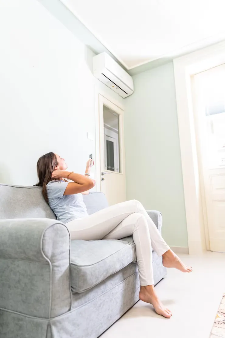 Técnico con herramientas realizando reparación: Reparación urgente de tubería por parte de un fontanero.